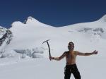 Tom&aacute;&scaron; 4200 m nad n&iacute;m v ľavo Zumsteinspitze 4561 m n.m. v pravo chata  Margerita 4.556 m.n.m